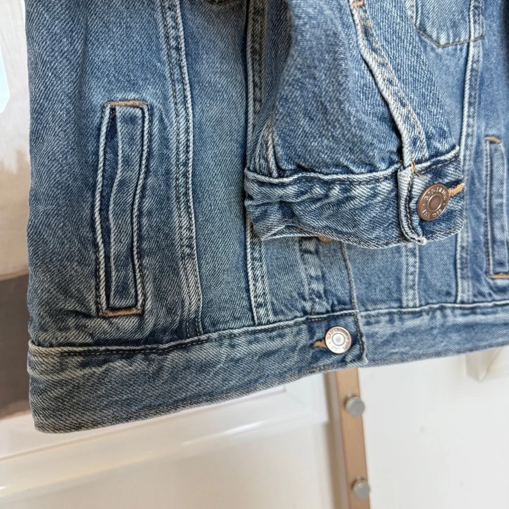 Gap Kids Girl Trucker Denim Jacket Blue Size 14-16 Snap Front Long Sleeve Casual